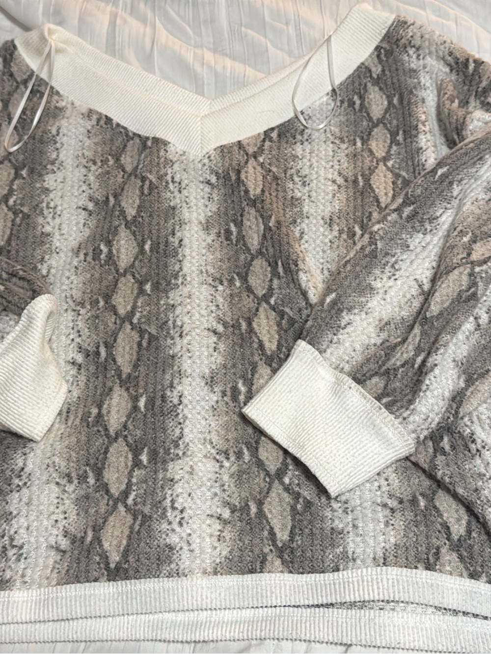 Neutral Snake-Print V-Neck Knit Sweater - White & Beige